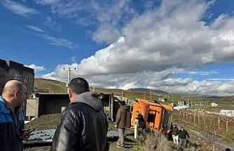 Siirt’te kamyon devrildi: Uzun araç kuyruğu oluştu