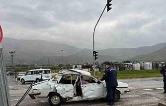 Silifke’de iki aracın karıştığı kazada 3 kişi yaralandı