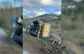 Sinop’ta kamyon devrildi: Sürücü yaralandı