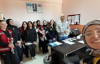 Sinop’ta öğrencilerden öğretmenlere çiçek