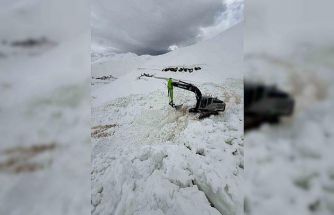 Şırnak’ta çığ düşen yolu açmak için ekipler seferber oluyor