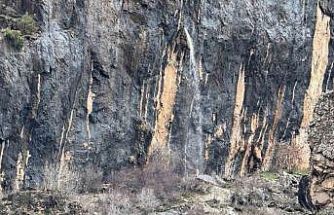 Şırnak’ta kayanın içinden dökülen sular hayran bırakıyor