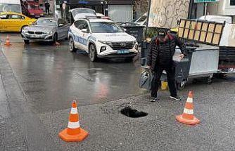Şişli’de sağanak yağış nedeniyle yol çöktü