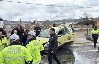 Sivasspor altyapı oyuncularını taşıyan taksi kaza yaptı: 6 yaralı