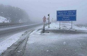 Sivas’ta kış geri döndü: Geçitler karla kaplandı