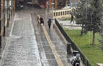 Sivas’ta kuvvetli yağmur etkili oldu, hazırlıksız yakalananlar sığınacak yer aradı