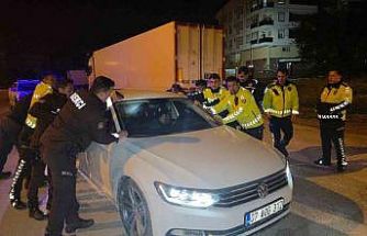 Sızan sürücüyü uyandırmak için aracı beşik gibi salladılar