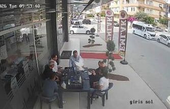 Sohbet masasına düşen davetsiz misafir kısa süreli paniğe neden oldu