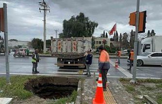 Söke’de Bağarası Kavşağında obruk paniğe paniğe yol açtı