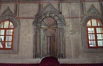 Sosyal medyada gündeme gelmişti, tarihi mihrabına çakılan floresan lamba söküldü