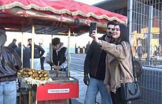 Sosyal Medyada yabancı turistlerin ilgi odağı olan kestaneci Alper Temel, "Amacım İstanbul’un ruhunu güzelliğini göstermek"