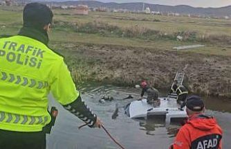 Su dolu kanala gömülmüş araç ekipleri alarma geçirdi