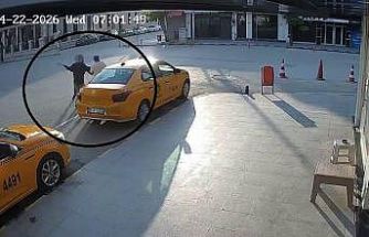 Suç makinesi önüne geleni satırla yaraladı, o anlar kameraya yansıdı