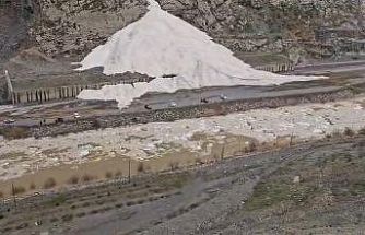 Sümbül Dağı’nda çığ devam ediyor