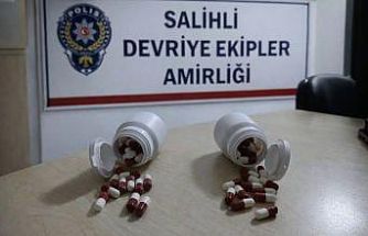 Şüphe üzerine durduruldular, üzerlerinden uyuşturucu hap çıktı