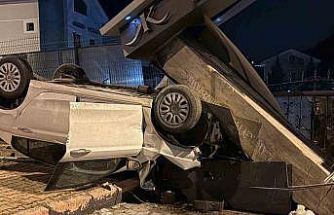Takla atan otomobil sitenin girişini yıktı: 1 yaralı