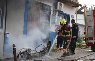 Tamir sırasında yanan elektrikli motosiklet küle döndü