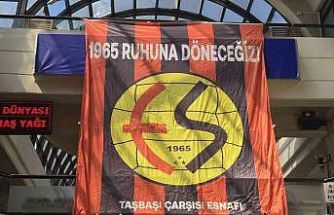 Taşbaşı esnafından Eskişehirspor’a bayraklarla destek