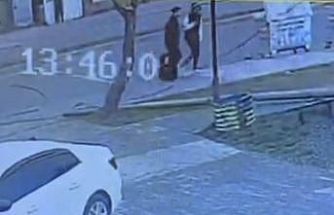 Tatvan’da faciadan dönüldü: Telefon direği az kalsın yoldan geçen 2 kişinin üzerine düşecekti