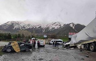 Tatvan’da tırla otomobil çarpıştı: 2 ölü, 1 yaralı