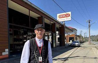 Tesise gelen tur otobüsleri ve minibüsleri adeta uçak yönlendirme görevlisi gibi karşılıyor