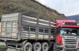 Tır makasladı: Sürücü yaralandı
