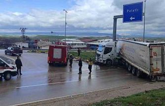 Tır  refüje çarptı: 1 yaralı