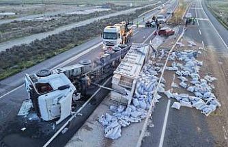 Tır refüje devrildi, yardım etmek için duran araca başka araç çarptı: 6 yaralı