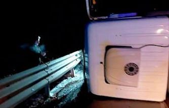 Tır yan yattı, yol trafiğe kapandı: 1 yaralı