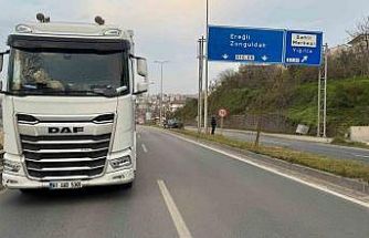 Tırın kör noktasına giren otomobil refüje çıktı