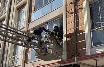 Tokat’ta apartman dairesinde yangın: Dumandan etkilenen anne ve çocukları balkondan tahliye edildi