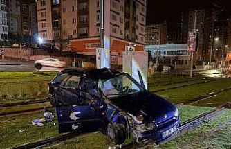 Tramvay yoluna giren otomobil direğe çarparak durabildi: 1 yaralı