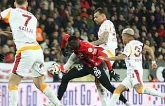 Trendyol Süper Lig: Gençlerbirliği: 0 - Galatasaray: 2 (İlk yarı)