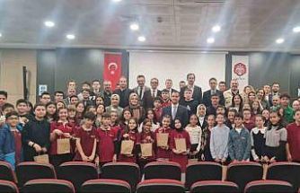 TÜBİTAK başarısı gösteren öğrencilere valilikten hediye