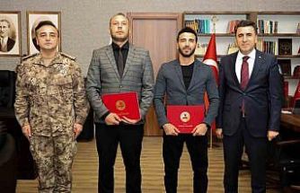 Tunceli’de boğulma tehlikesi geçiren çocuğu kurtaran polisler ödüllendirildi