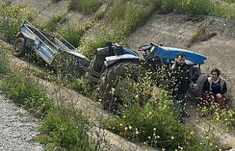 Turgutlu’da ön lastiği fırlayan traktör takla attı: 2 yaralı