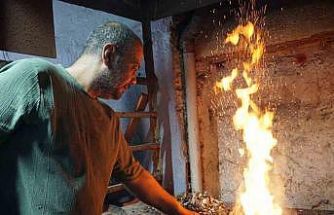Üç kuşaktır ateşe ve örse hayat veren kalaycı ailesi mesleğin geleceğinden endişeli