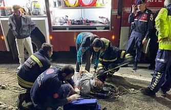 Uçurumdan deniz kıyısına yuvarlanan otomobilde 3 kişi yaralandı