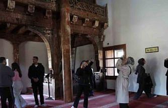 Üniversite öğrencileri, UNESCO Dünya Miras Listesi’nde Çivisiz Cami’ye hayran kaldı