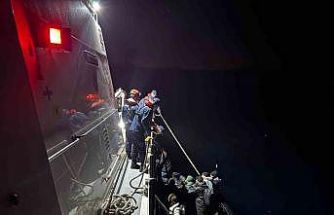 Urla açıklarında lastik botta 21 kaçak göçmen yakalandı