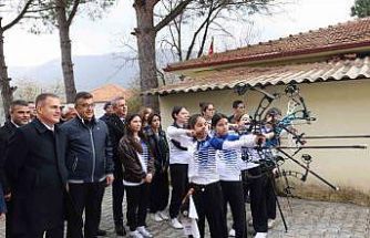 Vali Akbıyık Okçuluk Milli takım antrenörü Sözen’i ziyaret etti