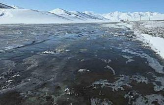 Van’da dondurucu soğuklar: Kar yağışı sonrası dereler buz tuttu