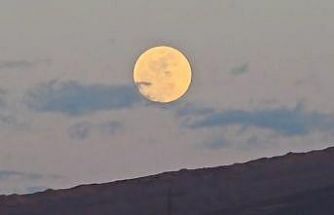 Van’da görsel şölen: "Pembe Dolunay" Erek Dağı’ndan yükseldi