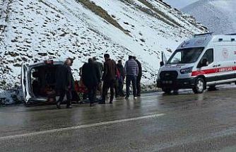 Van’da kaygan yolda devrilen kamyonette 1 kişi yaralandı