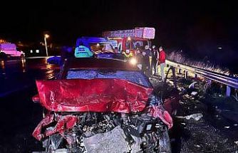 Van’da otomobil ile çekici kamyonet çarpıştı: 3 aralı