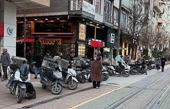 Vatandaş hatalı park edilen kurye motosikletlerinden rahatsız