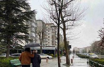 Vatandaşlar karla karışı yağmura hazırlıksız yakalandı