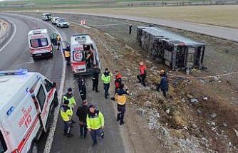 Virajı alamayan otobüs şarampole devrildi: 23 yaralı