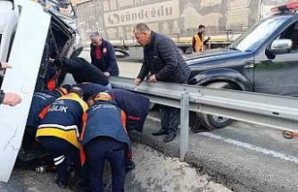 Virajı alamayan tır bariyerlere saplandı: Sürücü yaralandı