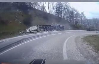 Virajı alamayan tır devrildi, sürücü yaralandı: Kaza anı kamerada